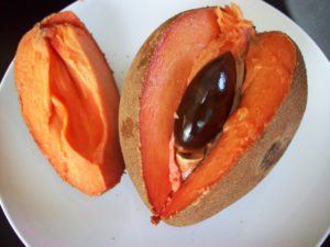 Fruta mamey abierta en un plato