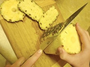 pelar la piña