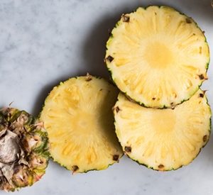 piña natural en rodajas