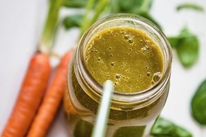 Batido de zanahoria y hojas verdes para controlar el colesterol