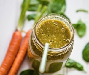 Batido de zanahoria y hojas verdes para controlar el colesterol