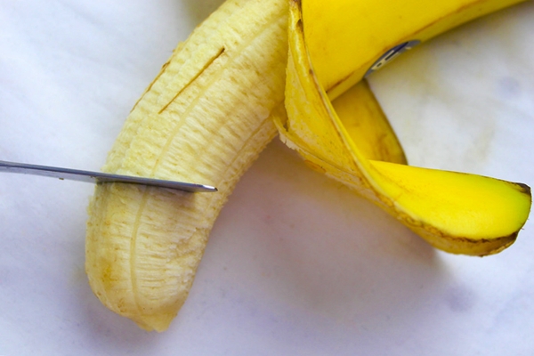 cortando un plátano