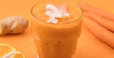 vaso con jugo de zanahoria naranja y gengibre