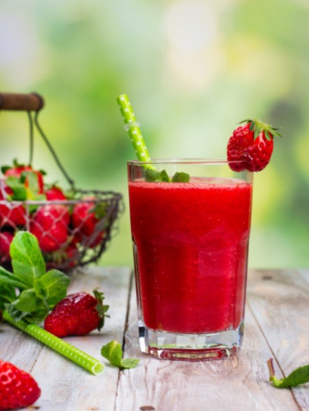 Smoothie de Fresa Casero con batidora : licuadora (natural y muy saludable, sin leche) Smoothie de Fresa Casero con batidora : licuadora (natural y muy saludable, sin leche)