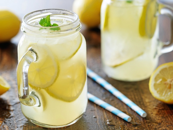 beneficios de tomar agua con limon
