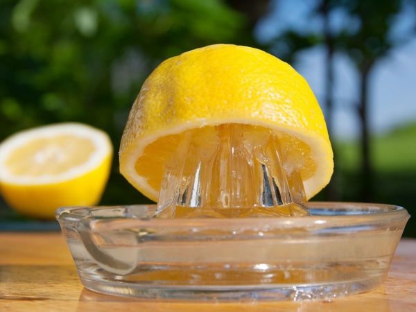 Exprimiendo limón