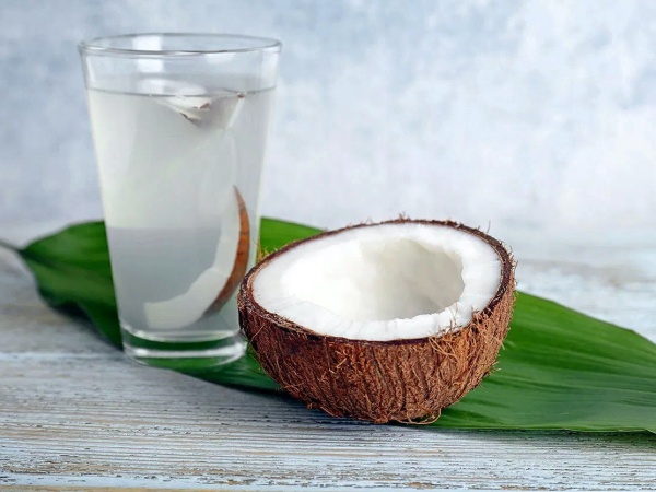 Para que sirve el agua de coco, beneficios y propiedades