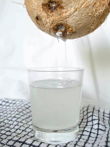 Cómo sacar el agua de un coco