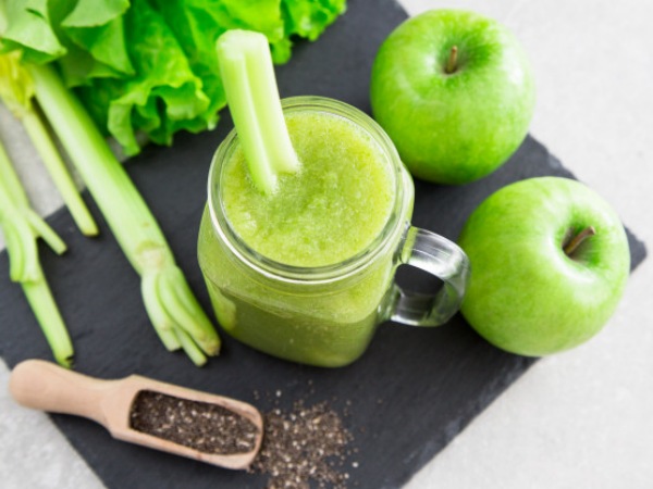 Batido o licuado de manzana verde, apio y chía súper saludable