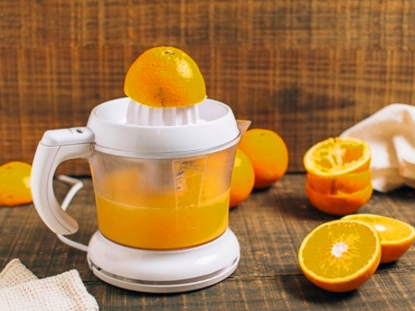 Como hacer zumo o jugo de naranja natural casero en exprimidor eléctrico o zumera