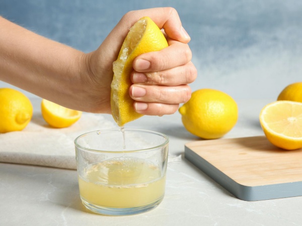 Exprimiendo el limón o lima con la mano