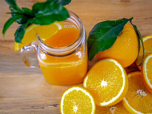 un jugo de naranja