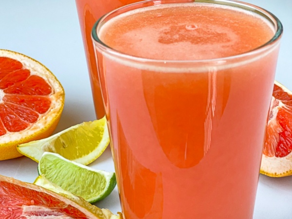 Jugo o zumo de pomelo y limón (y opcionalmente jengibre)
