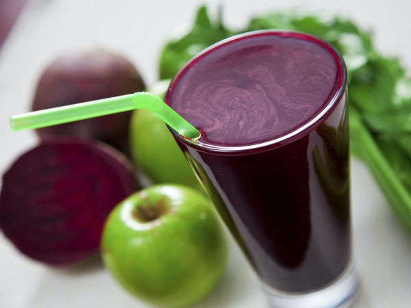 Jugo de betabel y apio y manzana