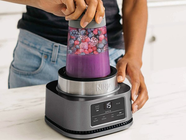 Haciendo Smoothie de frutas con batidora de vaso pequeña